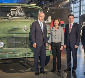 Dr. Dieter Zetsche, Vorstandsvorsitzender der Daimler AG, Ministerpräsidentin Malu Dreyer, Dr. Wolfgang Bernhard, Mitglied des Vorstandes der Daimler AG und Yaris Pürsün, Leiter Werk Wörth; Bild: Mercedes-Benz, Copyright Daimler.