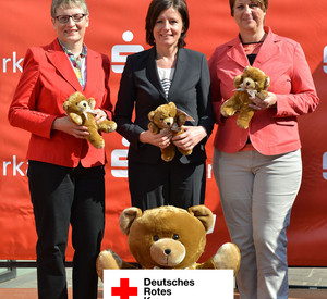 Beate Läsch-Weber, Präsidentin des Sparkassenverbandes Rheinland-Pfalz, Ministerpräsidentin Malu Dreyer und Sieglinde Schmitz, Vize-Präsidentin des Deutschen Roten Kreuzes Rheinland-Pfalz beim Auftakt der Verteilaktion; Bild: Sparkassenverband RLP