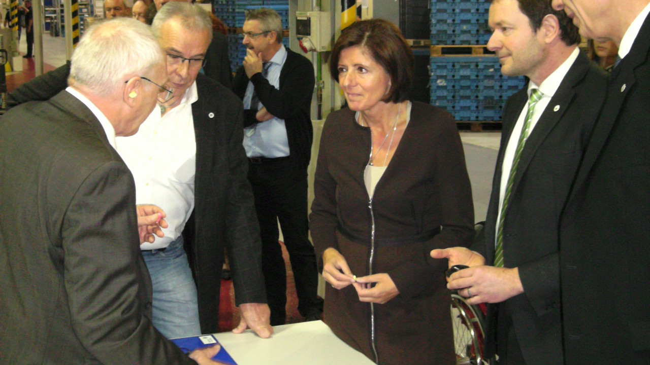 Ministerpräsidentin Malu Dreyer bei der Führung durch das Unternehmen; Foto: JCI