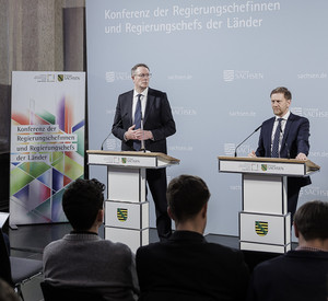 Alexander Schweitzer und Michael Kretschmer bei der Pressekonferenz zu den Beschlüssen der Ministerpräsidentenkonferenz.