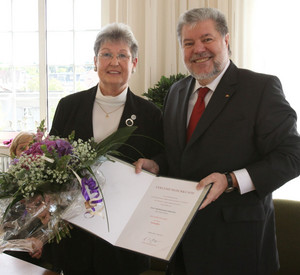 Heidemarie Kriegel und Ministerpräsident Kurt Beck; Bild: van Schie