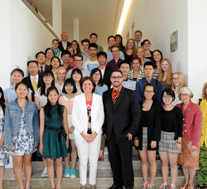 Schülerinnen und Schüler aus Neustadt an der Weinstraße und der südchinesischen Partnerstadt Quanzhou in der Staatskanzlei; Foto: Kristina Schäfer / © Staatskanzlei