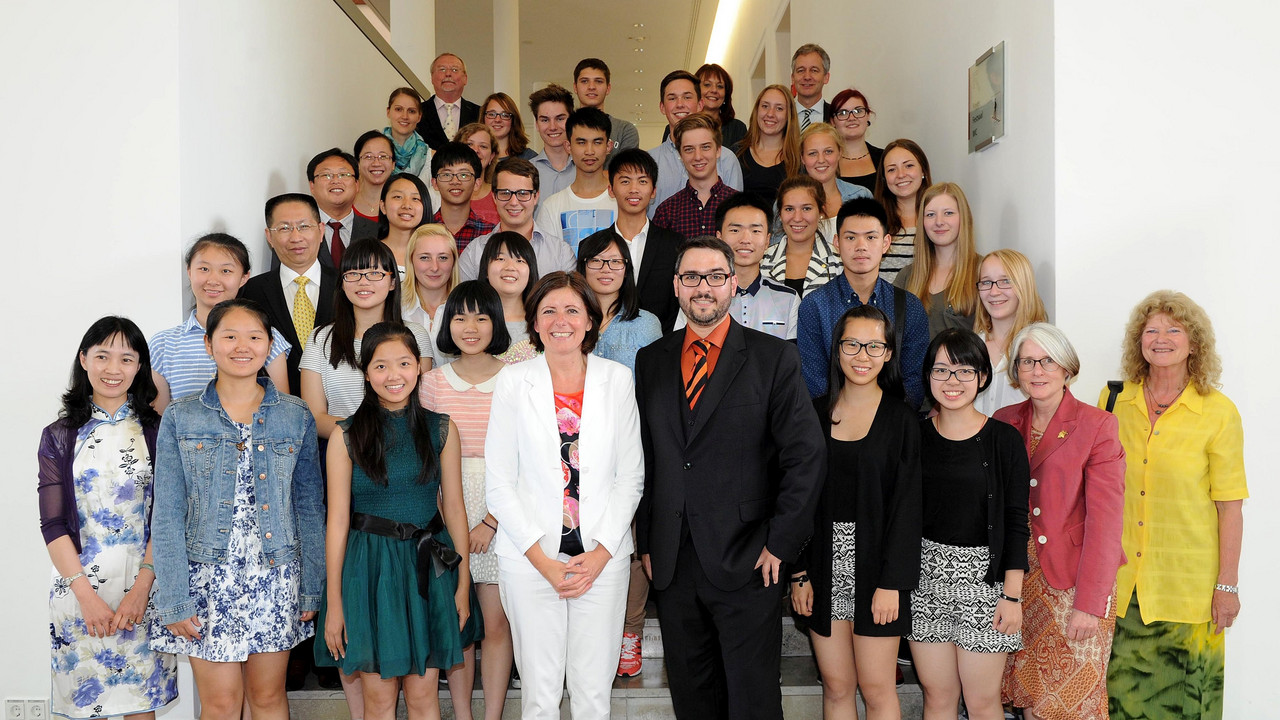 Schülerinnen und Schüler aus Neustadt an der Weinstraße und der südchinesischen Partnerstadt Quanzhou in der Staatskanzlei; Foto: Kristina Schäfer / © Staatskanzlei