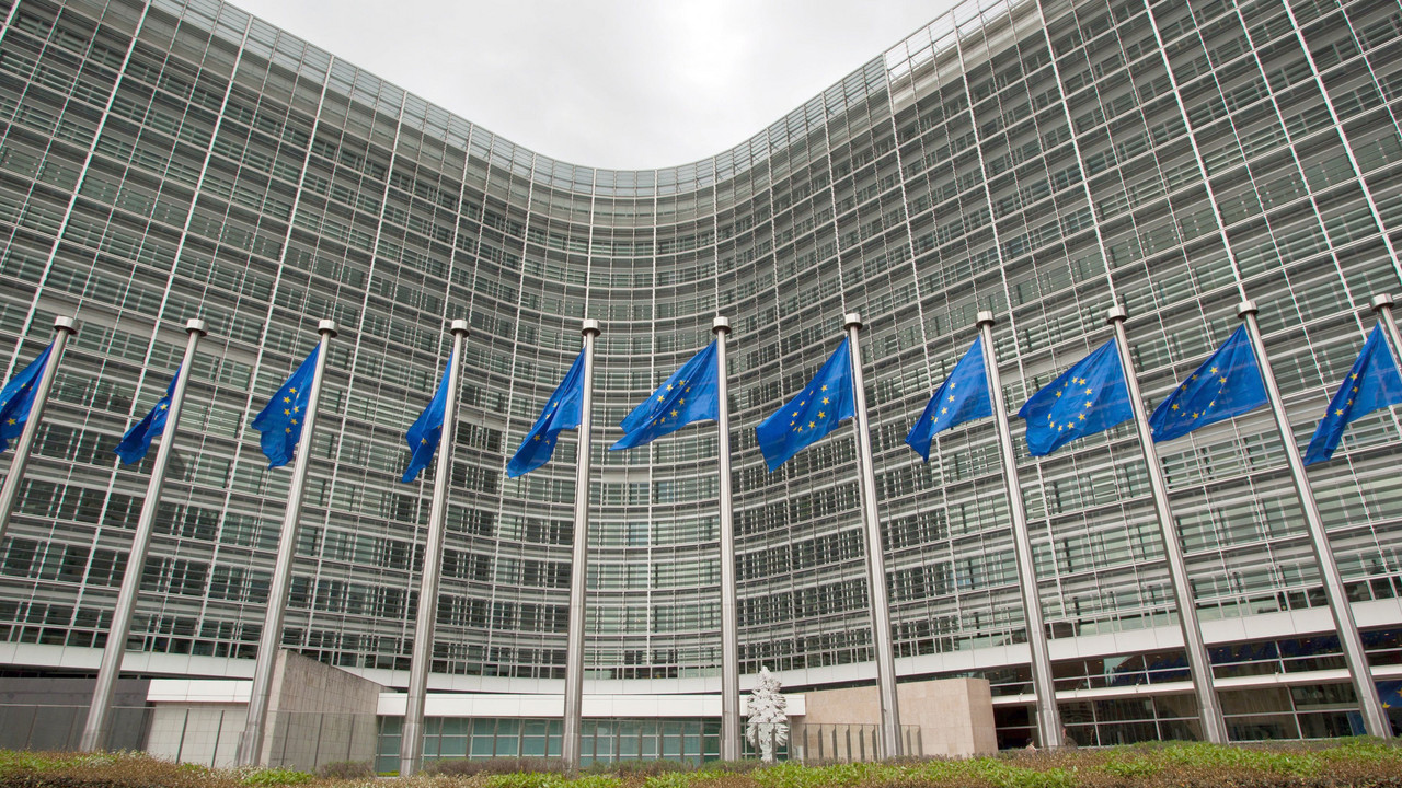 Europaflaggen wehen vor der EU-Kommission