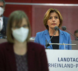 Ministerpräsidentin Malu Dreyer hält eine Rede im Landtag