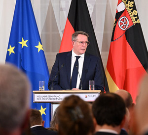 Ministerpräsident Alexander Schweitzer spricht auf dem Neujahrsempfang in der Staatskanzlei.