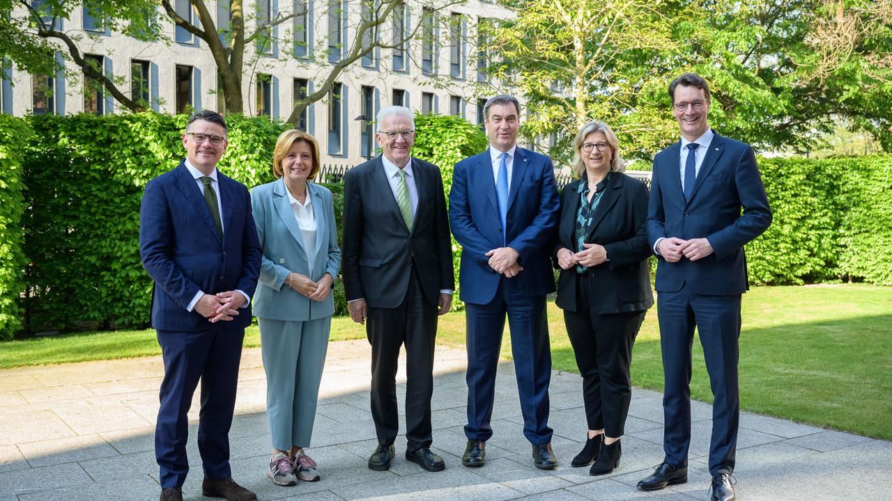 Foto der Ministerpräsidentinnen und Ministerpräsidenten von Bayern, Baden-Württemberg, Hessen, Nordrhein-Westfalen, Rheinland-Pfalz und des Saarlandes