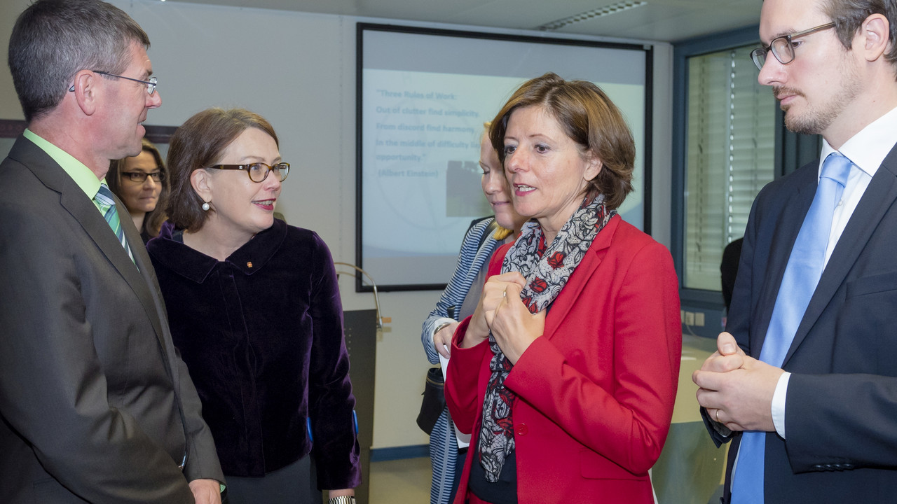 Ministerpräsidentin Malu Dreyer im Gespräch mit (v.l.) Universitätspräsident Prof Michael Jäckel, der wissenschaftlichen Leiterin des Trier Center for Digital Humanities, Prof. Claudine Moulin und Prof. Benjamin Raue (Rechtswissenschaft).       