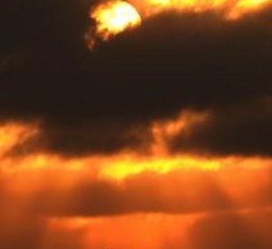 Zwei Menschen vor einem dramatischen Himmel; Bild: dpa