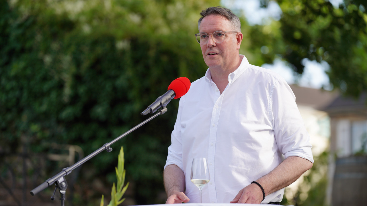 Alexander Schweitzer auf dem Pressefest der Staatskanzlei.