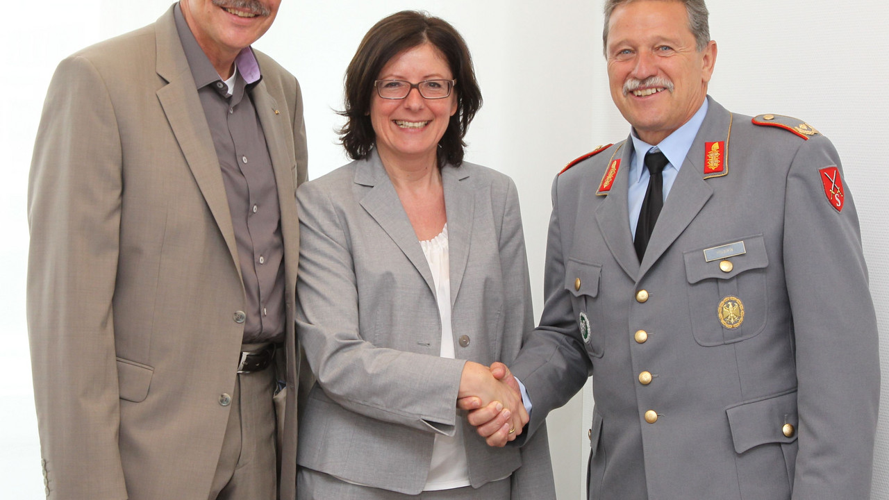 Ministerpräsidentin Malu Dreyer empfing Brigadegeneral Heribert Hupka (r.) zum Antrittsbesuch in der Staatskanzlei. Begleitet wurde er von Idar-Obersteins Oberbürgermeister Bruno Zimmer (l.). Bild: Stefan Sämmer / © Staatskanzlei