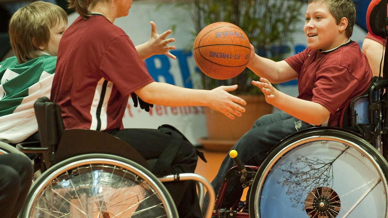 Rollstuhlbasketball, wie hier bei der Messe Rehacare in Düsseldorf, spielt auch beim TV Laubenheim eine wichtige Rolle; Bild: dpa