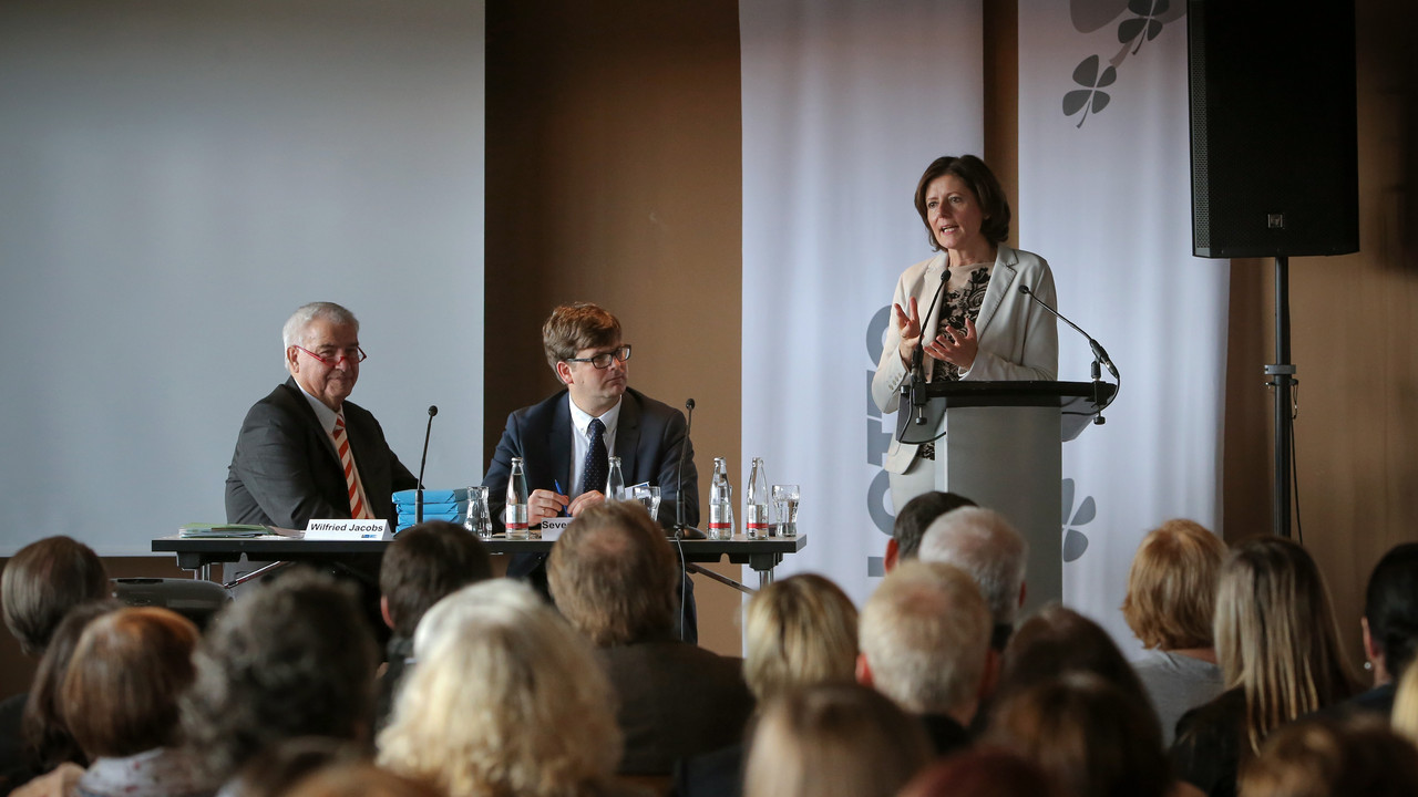 Ministerpräsidentin Malu Dreyer spricht bei der Fachtagung „Patientenorientierung in der Pflege“ in der Coface Arena Mainz