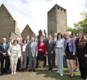 Die Staatsekretäre und Staatssekretärinnen der Landesregierungen von Rheinland-Pfalz und dem Saarland auf der Burg Lichtenberg; Bild: Reiner Voß / © Staatskanzlei