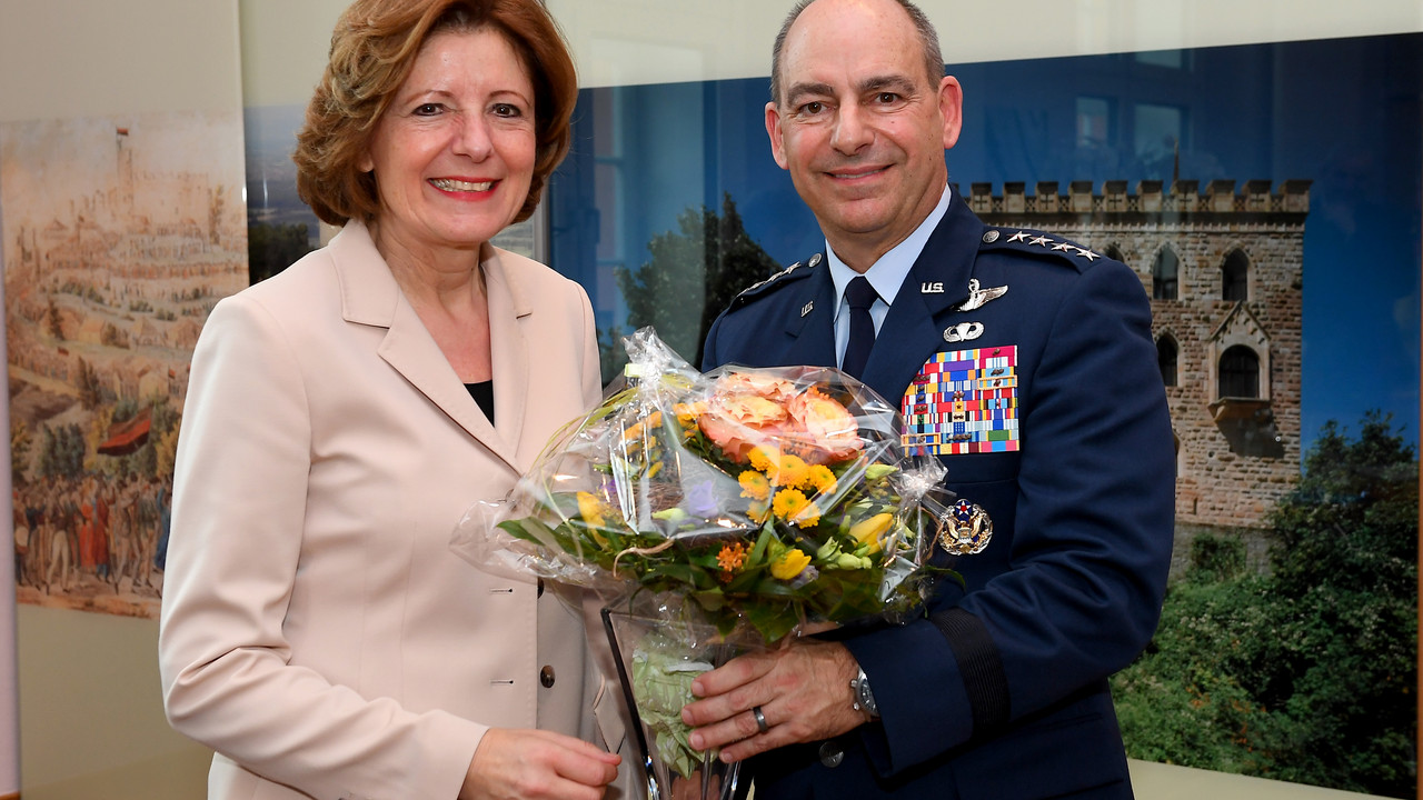 Ministerpräsidentin Malu Dreyer gemeinsam mit General Jeffrey L. Harrigian, dem Kommandanten der US Luftwaffen in Europa und Afrika sowie des Alliiertenflugkommandos mit Sitz auf der Air Base Ramstein.