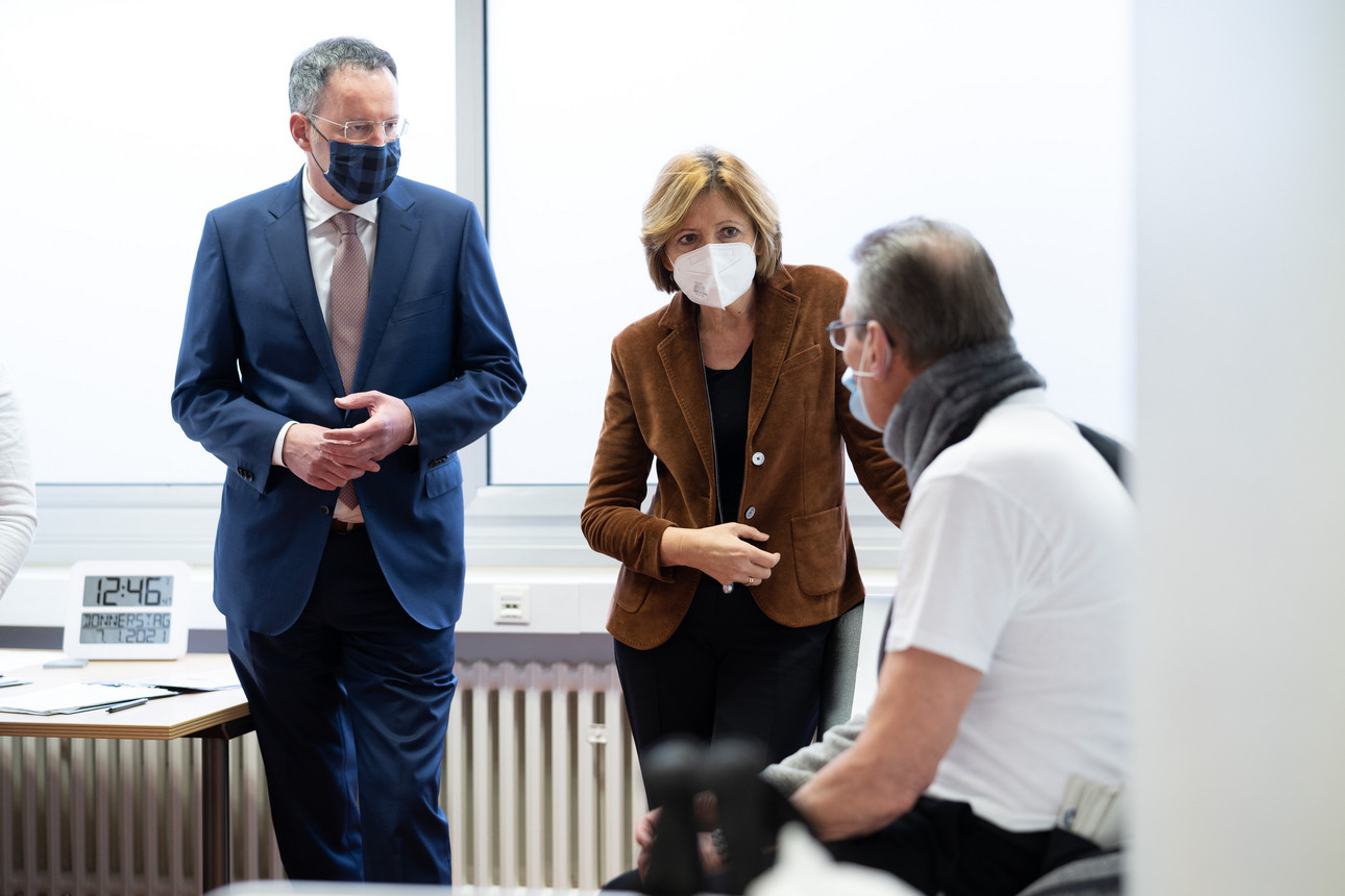 Ministerpräsidentin Malu Deyer und damaliger Oberbürgermeister Michael Ebling in einem Impfzentrum.