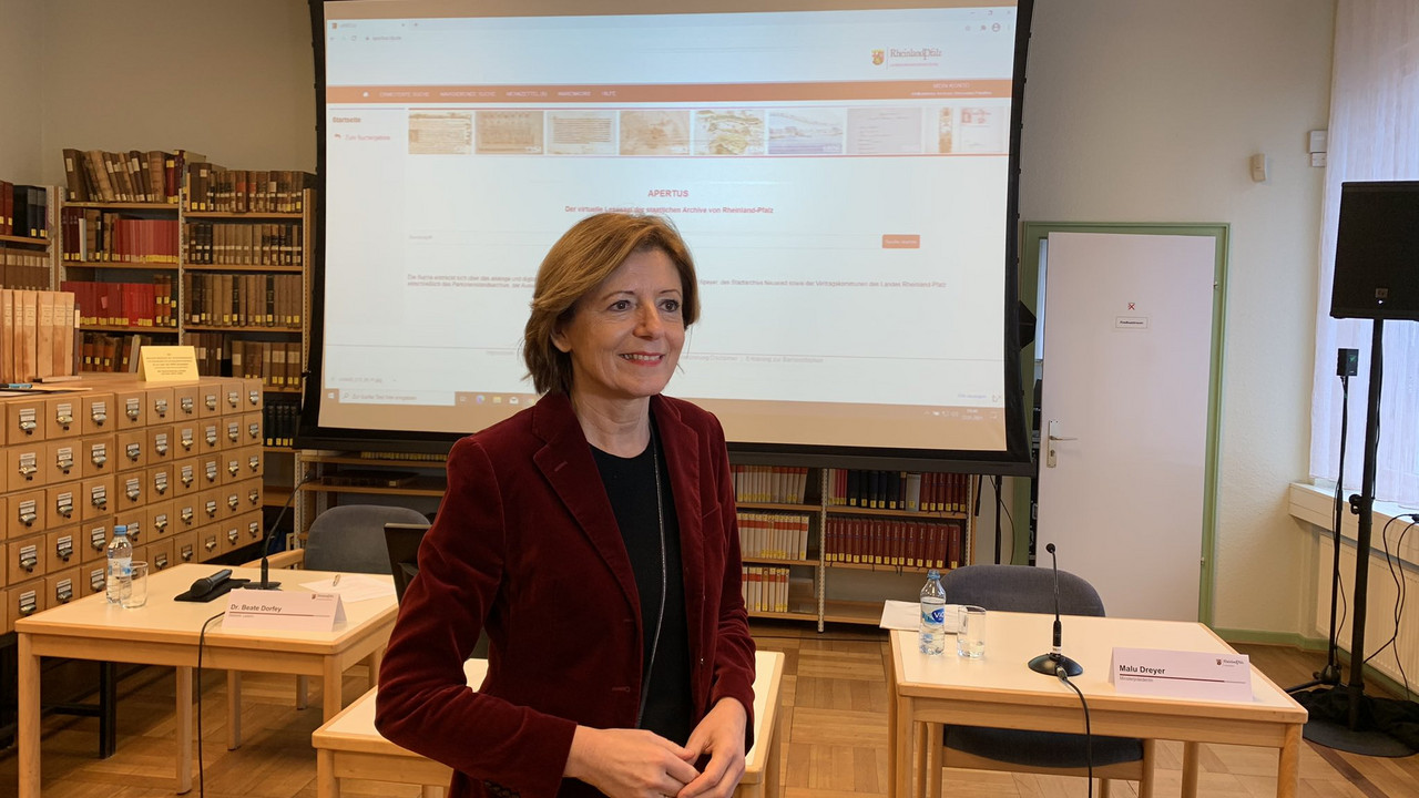 Ministerpräsidentin Malu Dreyer bei der Pressekonferenz in der Landesarchivverwaltung