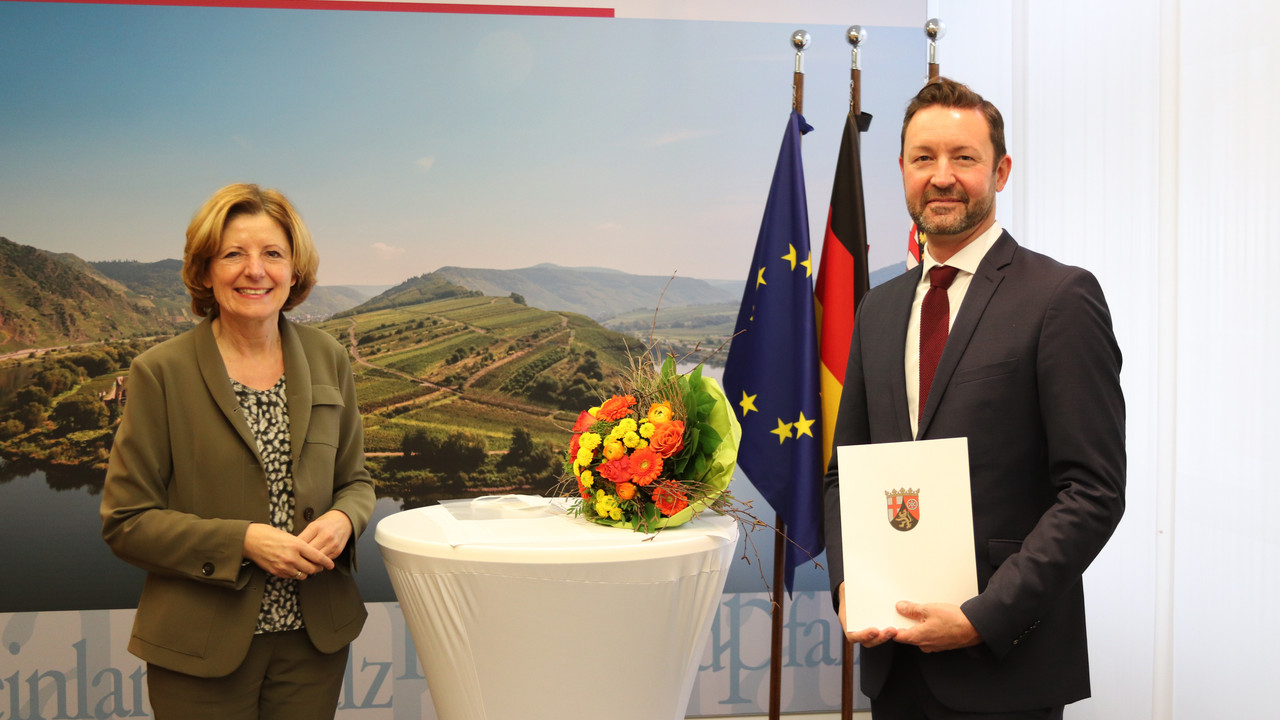 Ministerpräsidentin Malu Dreyer und der neue stellvertretende Regierungssprecher Christian Baumann Ministerpräsidentin Malu Dreyer und der neue stellvertretende Regierungssprecher Christian Baumann