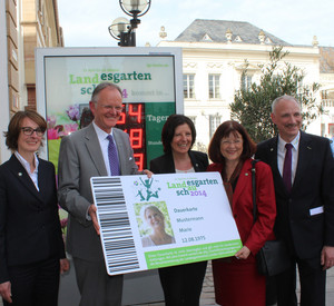 Erste Dauerkarte für Malu Dreyer; Bild: lgs-Landau