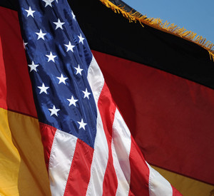 Fahnen Deutschland USA; Bild: dpa