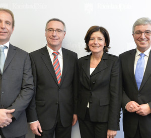 Ministerialdirektor Randolf Stich, Staatssekretär Günter Kern, Ministerpräsidentin Malu Dreyer und Innenminister Roger Lewentz; Bild: Peter Pulkowski / © Staatskanzlei