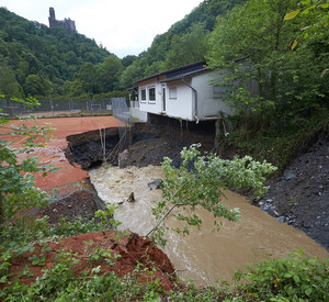 Der Tennisplatz und das dazugehörige Vereinsheim in Wellmich, einem Stadtteil von St. Goarshausen, sind am 30.05.2016 nach einem Unwetter teilweise eingebrochen