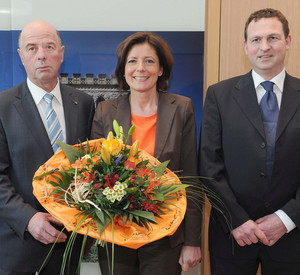 Ministerpräsidentin Dreyer freut sich über den Blumengruß