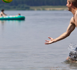 Ballspiel am Badesee: Bild: dpa