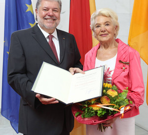Bundesverdienstkreuz am Bande für Margarete Boiselle-Vogler;  Bild: Sell