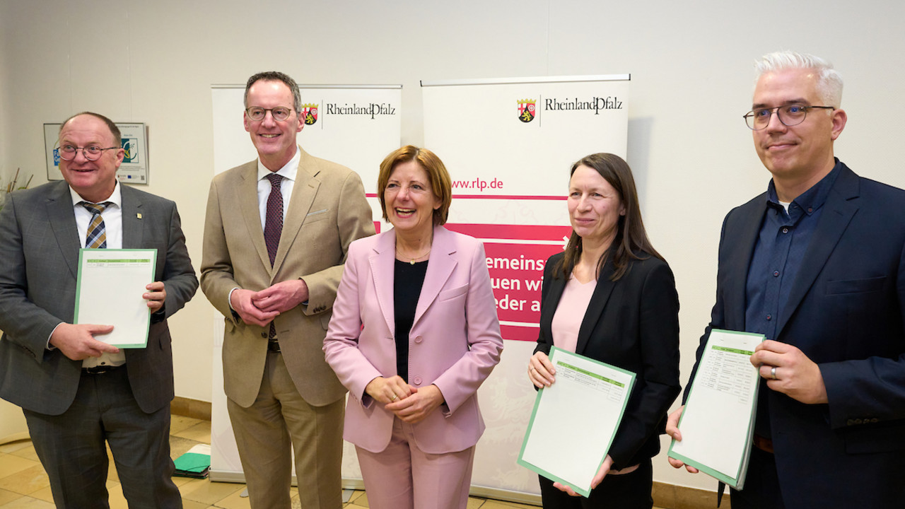 Ministerpräsidentin Malu Dreyer und Innenminister Michael Ebling übergaben Förderbescheide in Höhe von insgesamt 19,9 Millionen Euro.
