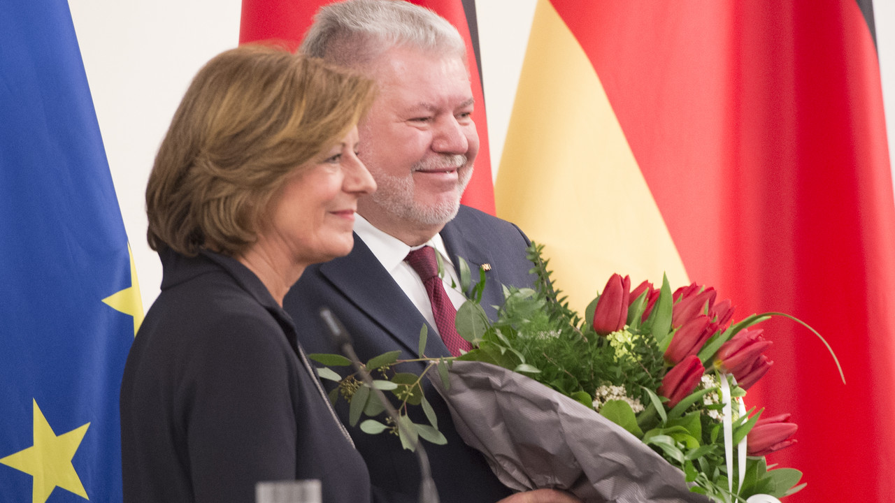 Ministerpräsidentin Malu Dreyer gratuliert Kurt Beck bei der Feierstunde zum 70. Geburtstag des Ministerpräsidenten a.D.