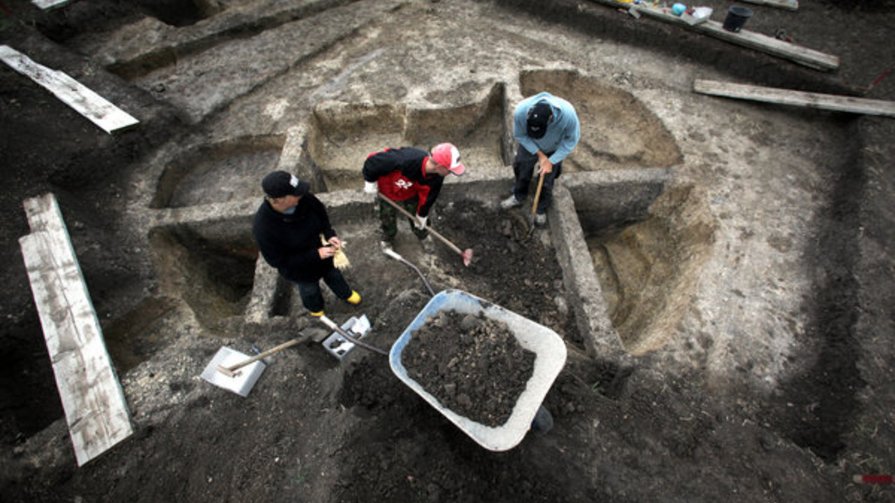 Archäologen bei der Arbeit; Bild: dpa