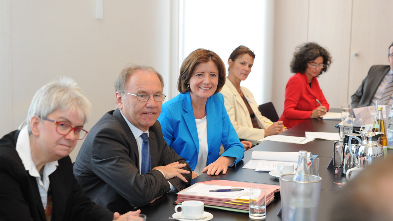 Ministerpräsidentin Malu Dreyer und der Beauftragte Bernhard Nacke im Gespräch mit Ehrenamtlichen