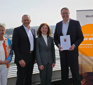 Übergabe eines Zuwendungsbescheides über 321.858 Euro an den ZukunftsRegion Westpfalz e.V. in Kaiserslautern.