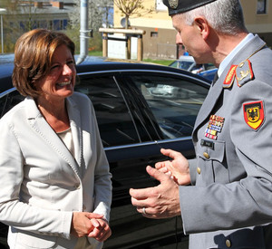 Ministerpräsidentin Malu Dreyer wird vom Kommandeur, Generalmajor Jürgen Weigt, im Zentrum Innere Führung der Bundeswehr in Koblenz begrüßt; Bild: Bundeswehr