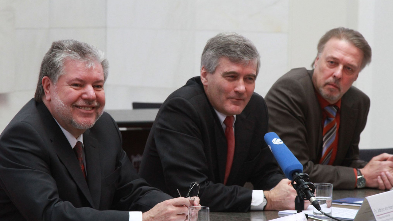 Ministerpräsident Kurt Beck mit den Vertretern von Kabel Deutschland; Bild: Sämmer
