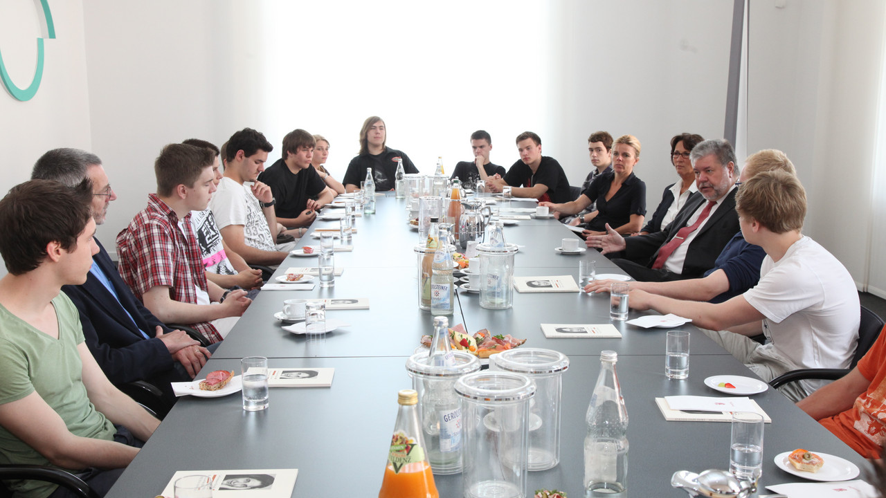 Beck mit Willigs-Schülern; Bild Sämmer / © Staatskanzlei