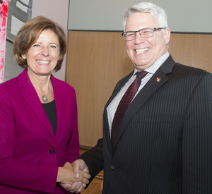 Ministerpräsidentin Malu Dreyer mit dem US-Generalkonsul James W. Herman.