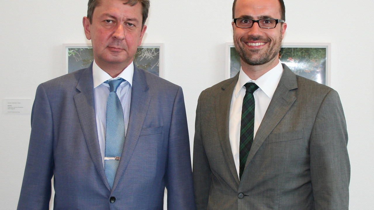 Generalkonsul der Russischen Föderation Vladimir Sedykh und der Chef der Staatskanzlei, Staatssekretär Clemens Hoch
