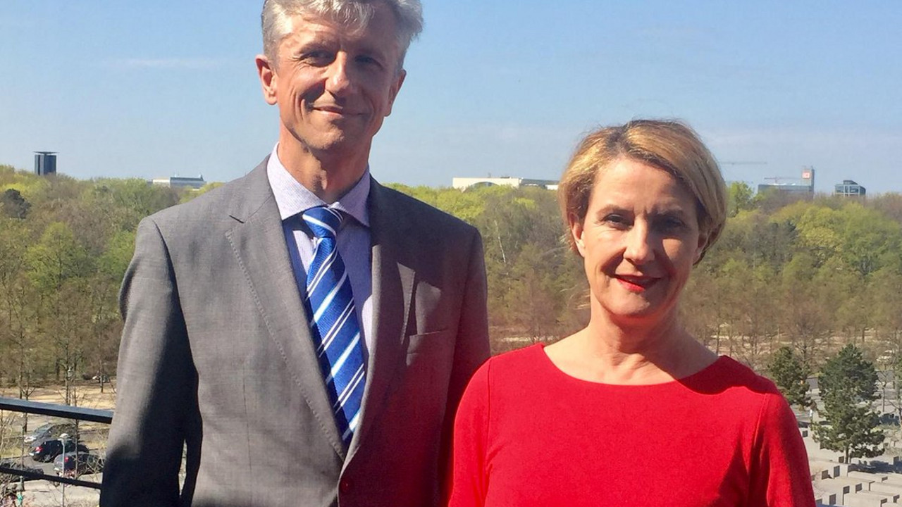 Heike Raab gemeinsam mit dem litauischen Botschafter Darius Semaska