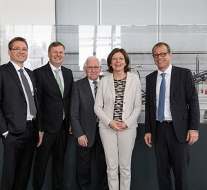 Ministerpräsidentin Malu Dreyer bei ihrem Besuch des Straßenbaumaschinen-Herstellers Wirtgen in Windhagen