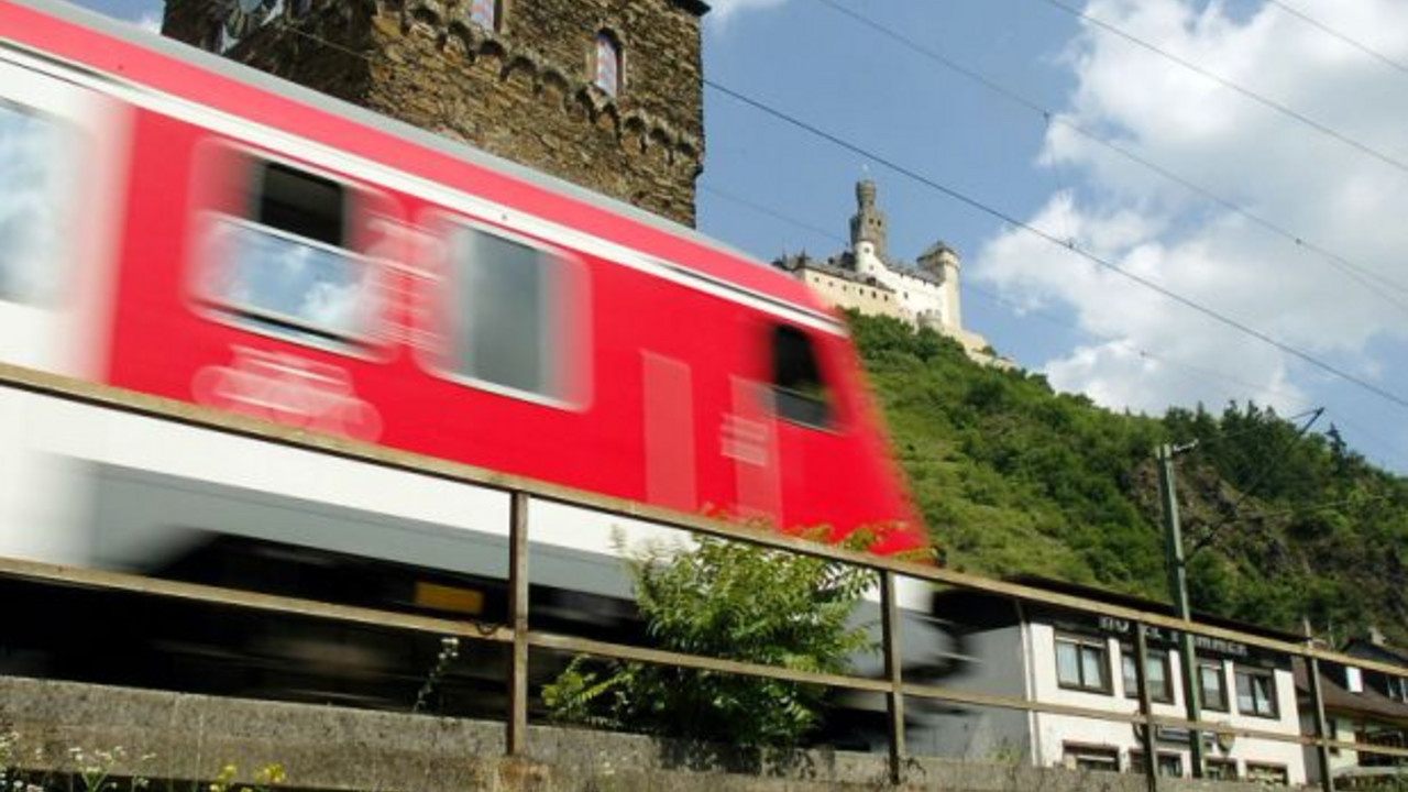 Zug durch Mittelrheintal; Bild: dpa