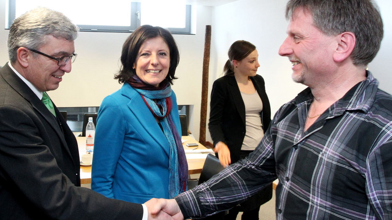 Ministerpräsidentin Malu Dreyer und Innenminister Roger Lewentz treffen den Betriebsratsvorsitzenden der Nürburgring Betriebsgesellschaft, Heinz Hoffmann; Bild: dpa
