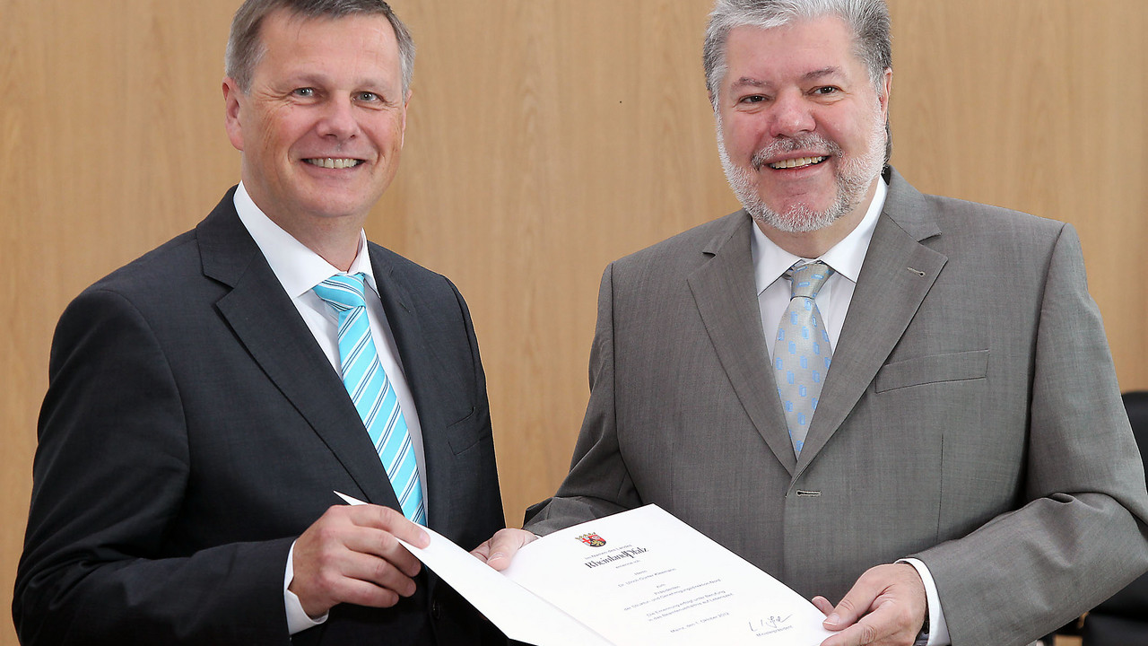 Ministerpräsident Beck mit dem neuen Präsident der Struktur- und Genehmigungsdirektion Nord, Dr. Ulrich Kleemann; Bild: Stefan Sämmer / © Staatskanzlei
