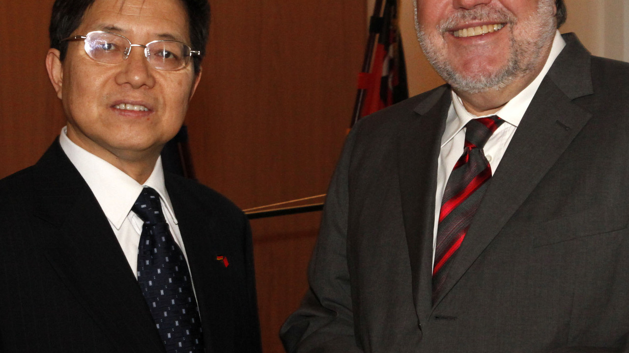 Chinesischen Generalkonsul Zhenshun Wen und Ministerpräsident Kurt Beck; Bild M. Bauer
