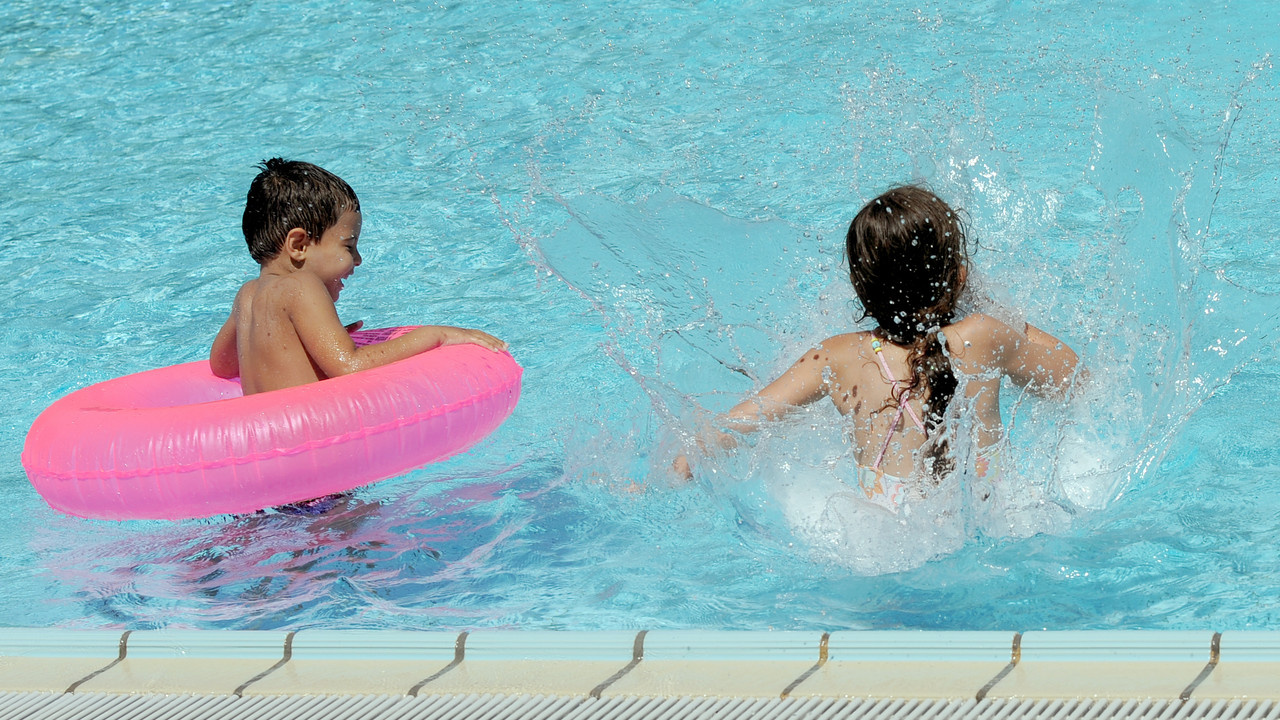 Kinder toben im Freibad; Bild: dpa