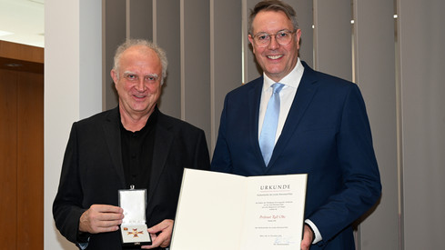 Ministerpräsident Alexander Schweitzer verleiht Professor Ralf Otto den Landesverdienstorden für sein herausragendes Engagement in Musik und Lehre 