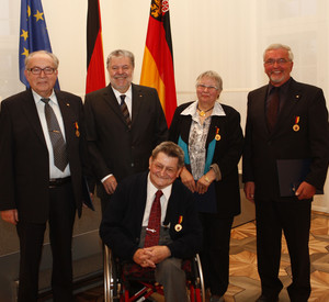 Ministerpräsident Kurt Beck mit den Geehrten, (v.l.n.r.) Walter Egersdörfer, der Ministerpräsident, Wolfgang Maupai, Herta Neu und Hans-Rainer Schiffmann; Bild: Martina Pipprich / © Staatskanzlei