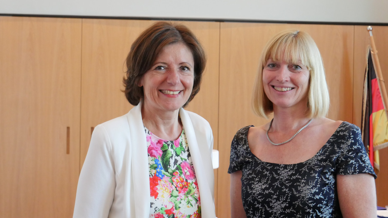Ministerpräsidentin Malu Dreyer mit der neuen Präsidentin der IHK Koblenz, Susanne Szczesny-Oßing