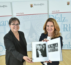 Staatssekretärin Heike Raab und Generaldirektorin Dr. Heike Otto präsentieren einen Bildband über das Schaffen des jüdischen Fotografen Max Jacoby 